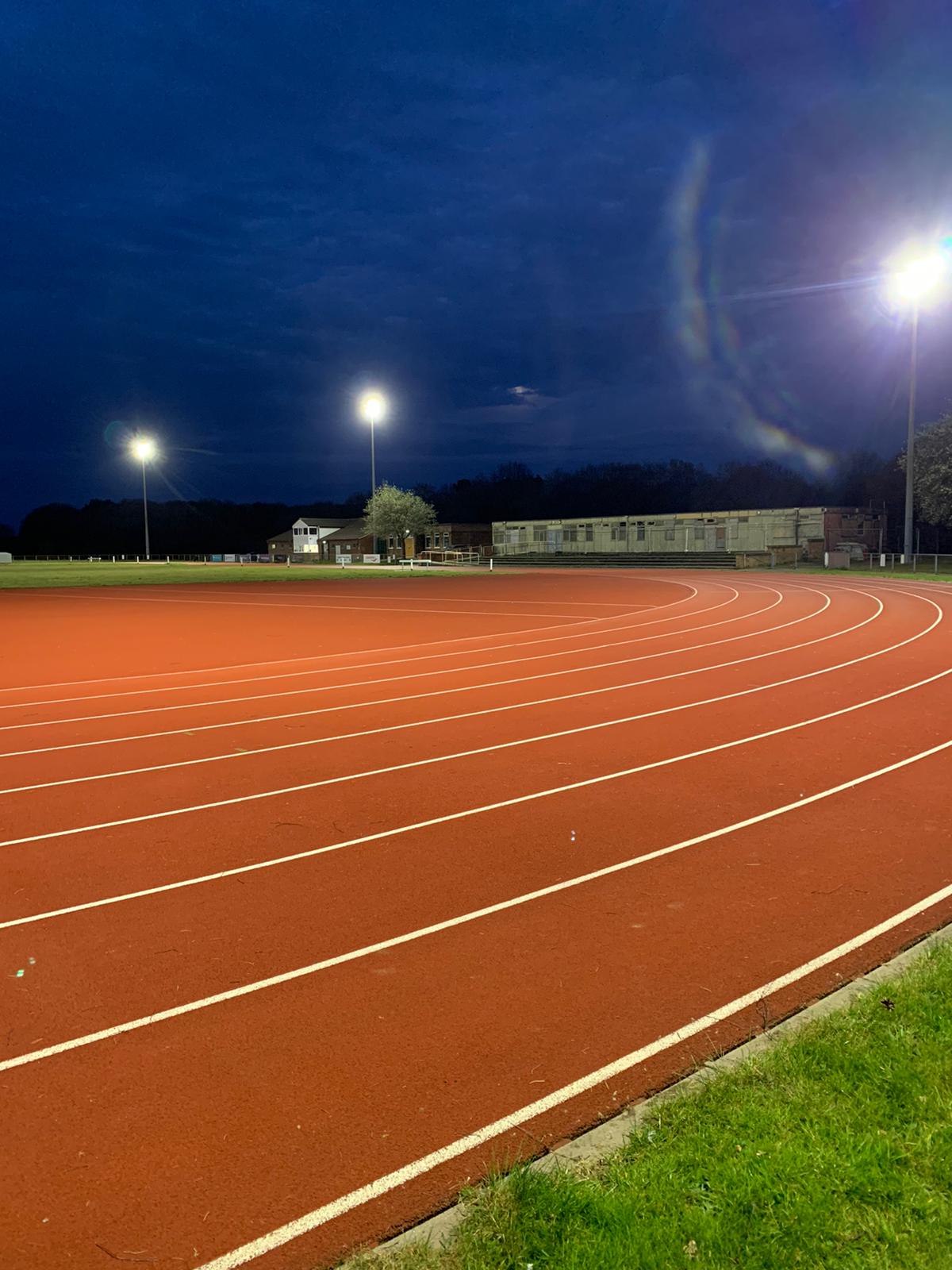 Pista atletism iluminata