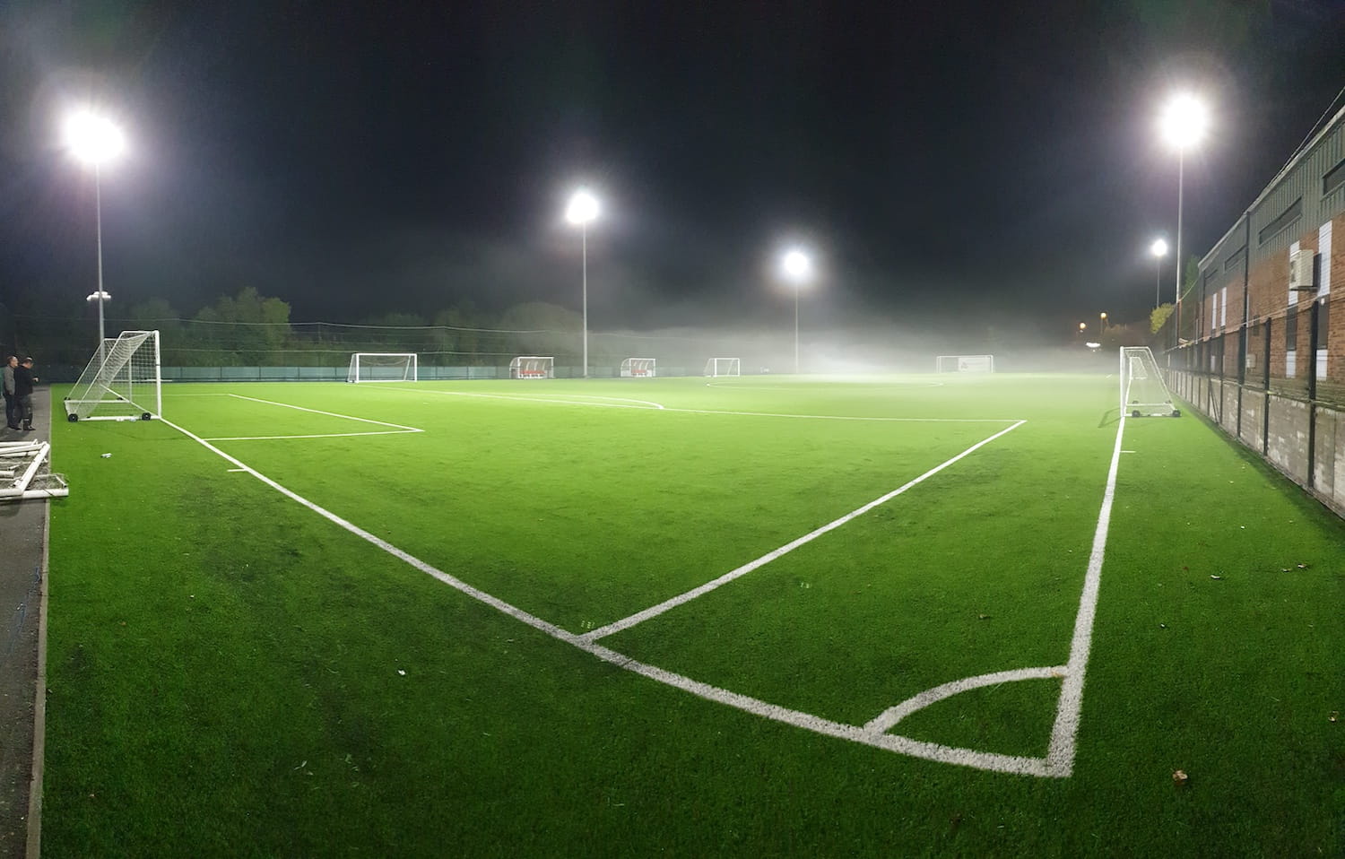 Baza sportiva interior iluminat