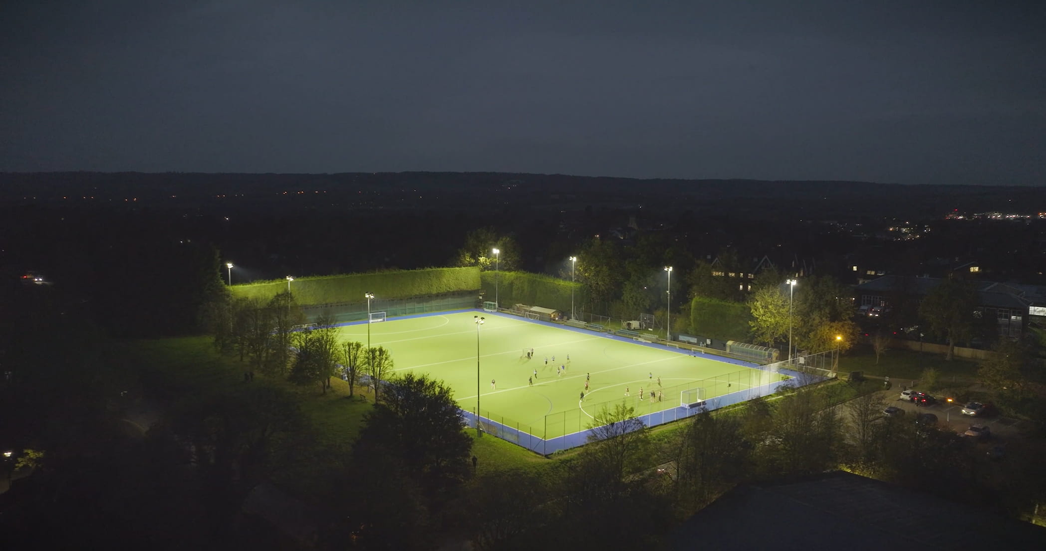 Baza sportiva iluminata aerial